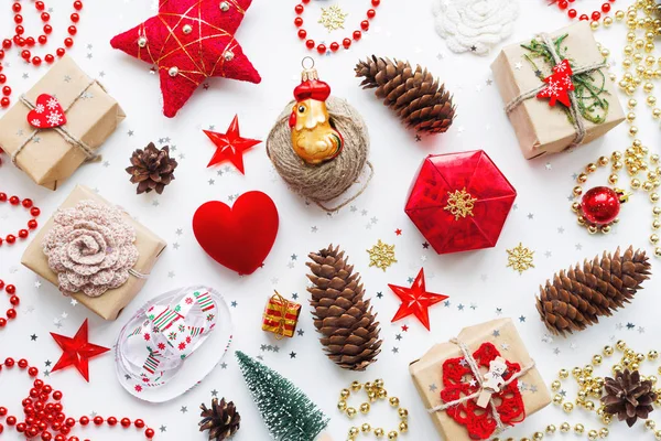 Fundo de Natal com decorações. O símbolo de Ano Novo 2017 - Galo de Fogo. Presentes em papel artesanal, cones de pinho, corações vermelhos e confetes. Pavilhão, vista superior . — Fotografia de Stock