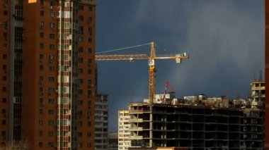 Odintsovo, Rusya - 20 Ekim 2015. İnşaat inşaat Timelapse klip. İşçiler turuncu Tekdüzen bir apartman inşa. İnşaat vinç bir taraftan diğerine taşır.