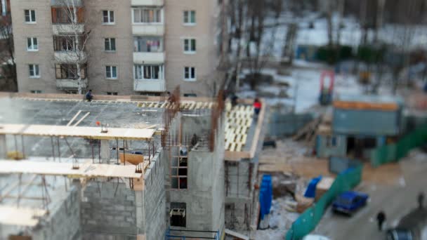 ODINTSOVO, RUSSIE - 20 octobre 2015. Clip Timelapse de la construction du bâtiment.Les travailleurs en uniforme construisent un immeuble de bureaux. Effet flou de l'objectif basculant . — Video