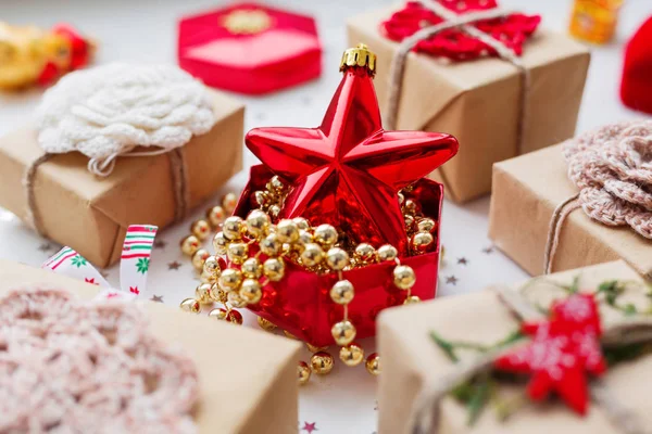 Az ajándékokat, és dekorációk a karácsonyi és újévi háttér. — Stock Fotó