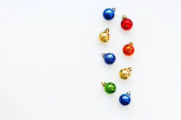 Noel ve yeni yıl arka plan parlak renkli topları ile. Lay, en iyi görünümü soymak. Metin için yer. — Stok fotoğraf