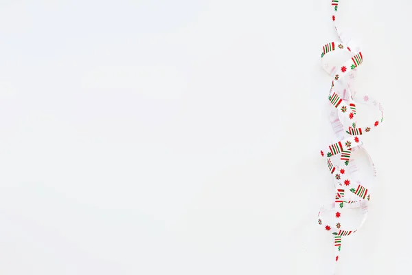 Κορδέλα με Χριστουγεννιάτικο μοτίβο - σκανδιναβικές γεωμετρικά νιφάδες χιονιού. Θέση για το κείμενο. Επίπεδη lay, κορυφαία προβολή. — Φωτογραφία Αρχείου
