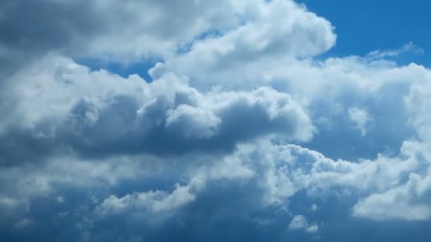 Zaman atlamalı küçük mavi gökyüzü üzerinde beyaz kabarık bulutlar. Güzel cennet. — Stok video