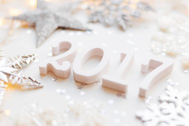 Yıldız konfeti ve gümüş kar taneleri ile yeni yıl 2017 arka plan. 