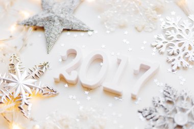 Yıldız konfeti ve gümüş kar taneleri ile yeni yıl 2017 arka plan. 