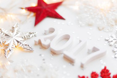 Yıldız konfeti, kırmızı ve gümüş kar taneleri ile yeni yıl 2017 arka plan.