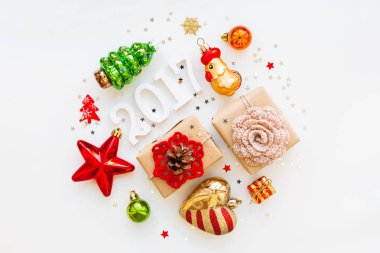 Noel ve yeni yıl 2017 arka plan bir daire şeklinde süslemeleri ile. Yıl - yangın horoz sembolü.