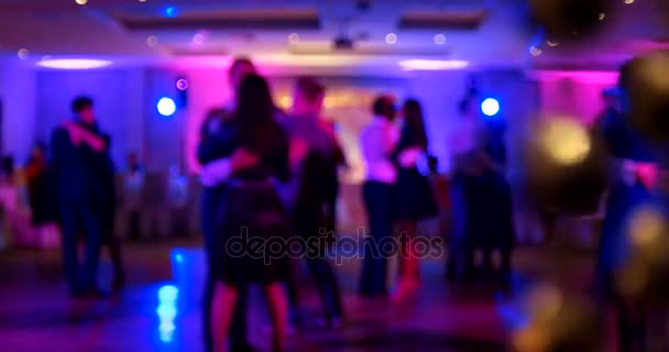 Boda. Novia y novio bailando, parejas e invitados. Clip fuera de foco . — Vídeo de stock