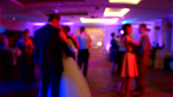Boda. Novia y novio bailando, parejas e invitados. Clip de cámara lenta fuera de foco . — Vídeos de Stock
