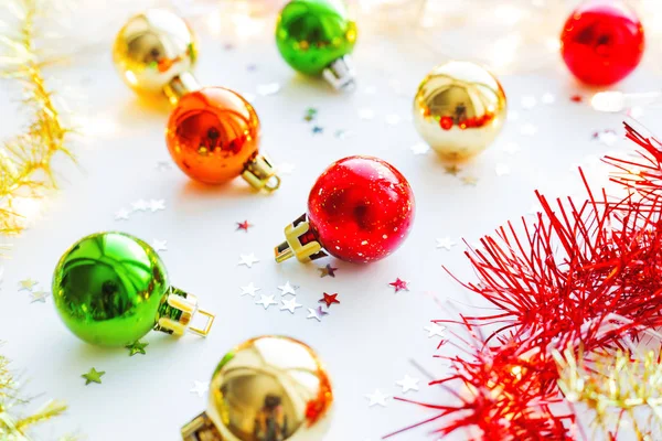 Noel ağacı için renkli dekoratif topları ile Noel ve yeni yıl arka plan. — Stok fotoğraf