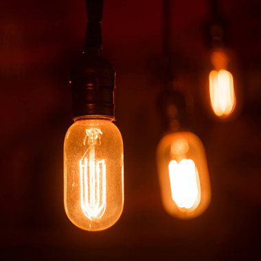 Vintage ampuller ile bakmak filaman. Akkor, retro tasarım.