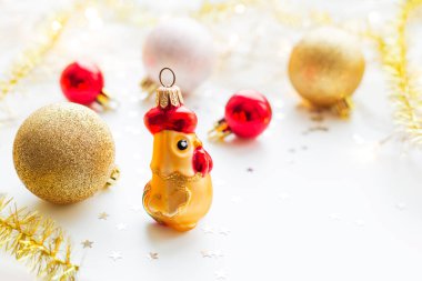 Noel ve yeni yıl arka plan Işık Ampüller ve konfeti ile Noel ağacı için altın dekoratif top ile. 2017 yıl - altın horoz sembolü. Metin için yer.