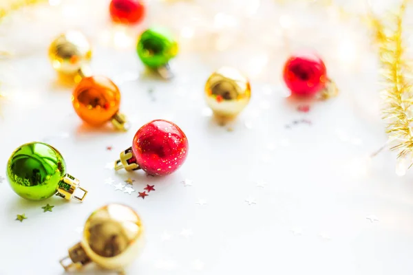Χριστούγεννα και Πρωτοχρονιά φόντο με πολύχρωμες διακοσμητικές μπάλες για το χριστουγεννιάτικο δέντρο. Θέση για το κείμενο. — Φωτογραφία Αρχείου