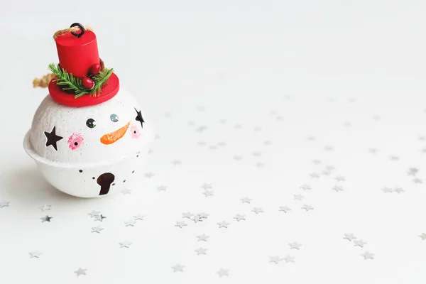 Fondo de Navidad y Año Nuevo con bola decorativa de muñeco de nieve para árbol de Navidad. Fondo de vacaciones con estrellas confeti. Lugar para el texto . —  Fotos de Stock