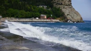 Karadeniz dalga yumuşak Plaka cape yakınında. Partenit, Crimea.