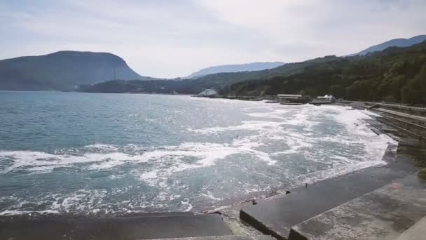 Ola suave del Mar Negro cerca de la montaña Ayu-Dag. Partenit, la Crimea . — Vídeos de Stock