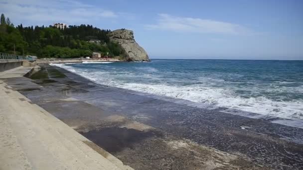 Zachte Golf van de Zwarte Zee in de buurt van Kaap van Plaka. Partenit, Crimea. — Stockvideo