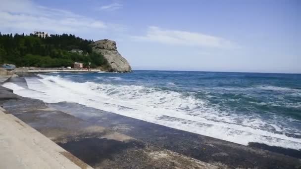 Мягкая волна Черного моря возле мыса Плака. Партенит, Крым . — стоковое видео