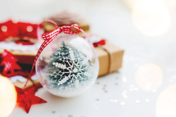 Χριστούγεννα και Πρωτοχρονιά με φόντο με νιφάδα χιονιού διακοσμητική μπάλα, δώρα και διακοσμητικά για το χριστουγεννιάτικο δέντρο. Διακοπές με φόντο αστέρια κομφετί και ελαφριοί βολβοί. Θέση για το κείμενο. — Φωτογραφία Αρχείου