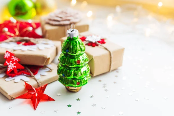 Fundo de Natal e Ano Novo com abeto decorativo verde, presentes e decorações para árvore de Natal . — Fotografia de Stock