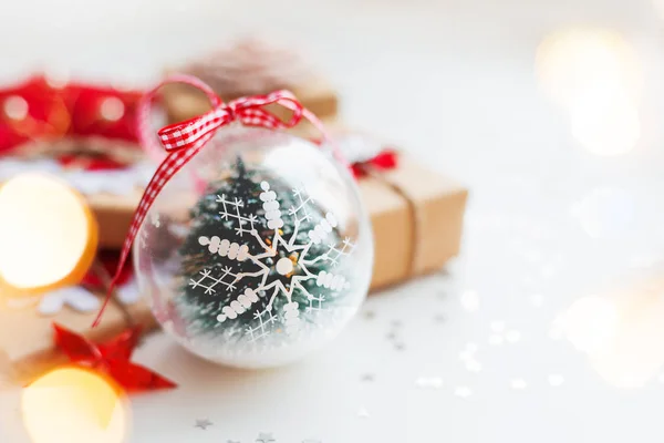 Natal e Ano Novo fundo com bola decorativa floco de neve, presentes e decorações para a árvore de Natal . — Fotografia de Stock