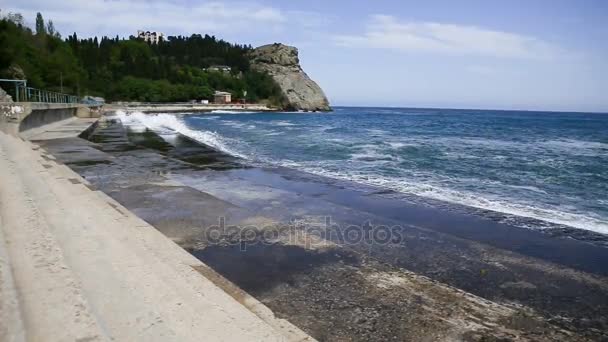 Zachte Golf van de Zwarte Zee in de buurt van Kaap van Plaka. Partenit, Crimea. — Stockvideo