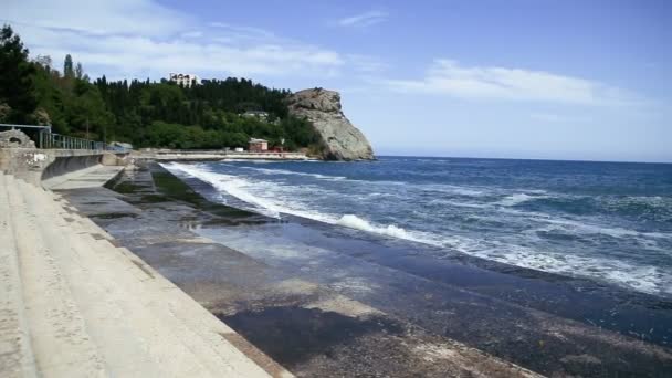 Soft fali z Morza Czarnego w pobliżu Plaka cape. Partenit, Crimea. — Wideo stockowe