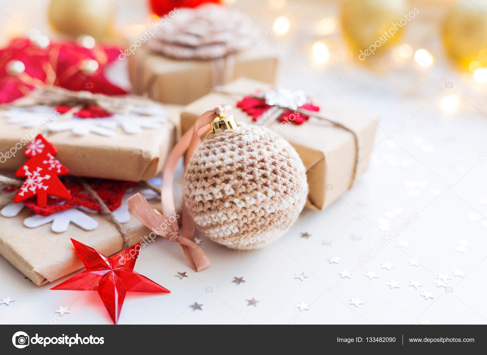 Regali Di Natale All Uncinetto.Sfondo Di Natale E Capodanno Con Palla A Mano All Uncinetto Regali E Decorazioni Per L Albero Di Natale Foto Stock C Aksenovko 133482090