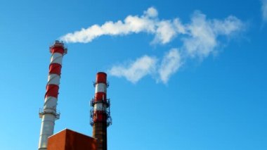 Kazan evin baca. Açık mavi gökyüzü karşı Buhar. Kentin sanayi bölgesi.