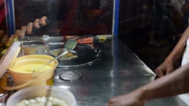 Bangkok, Tayland - adam muz ve tatlı süt, geleneksel tatlı Asya gözleme pişiriyor. Küçük sokak kafe.