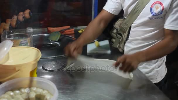 BANGKOK, THAILAND - Homem cozinha panqueca com bananas e leite doce, sobremesa tradicional na Ásia. Pequeno café de rua . — Vídeo de Stock