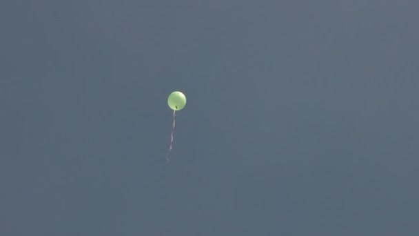 Verlorener grüner Luftballon fliegt in den Himmel. — Stockvideo