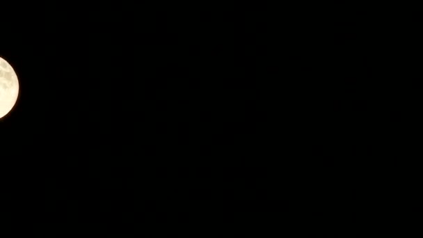 La Lune se fraye un chemin dans le ciel nocturne sombre. Pleine planète-satellite lumineux de la Terre .