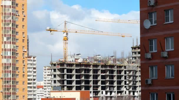 ODINTSOVO, RÚSSIA - 20 de outubro de 2015. Timelapse clip de construção do edifício.Trabalhadores em uniforme laranja construir um prédio de apartamentos . — Vídeo de Stock