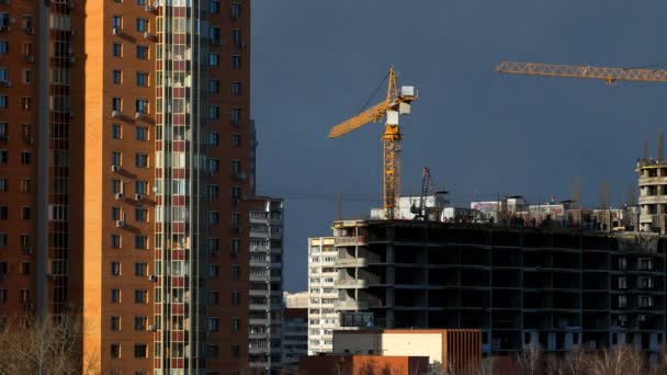 Odintsovo, Rusland - oktober 20, 2015. De clip van de timelapse van de bouw. Werknemers in oranje uniforme bouwen een flatgebouw. — Stockvideo