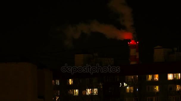 Cheminée de chaufferie. Vapeur contre le ciel bleu clair. Zone industrielle de la ville . — Video