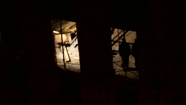 Odintsovo, Rusland - 02 December 2015. De clip van de timelapse van de bouw. Werknemers in oranje uniforme bouwen een flatgebouw. Winteravond. — Stockvideo