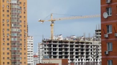 Odintsovo, Rusya - 20 Ekim 2015. İnşaat inşaat Timelapse klip. İşçiler turuncu Tekdüzen bir apartman inşa.