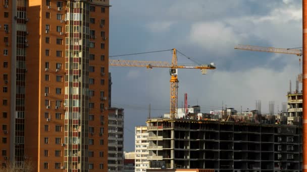 ODINTSOVO, RUSSIE - 20 octobre 2015. Clip Timelapse de la construction du bâtiment.Les travailleurs en uniforme orange construisent un immeuble d'appartements . — Video