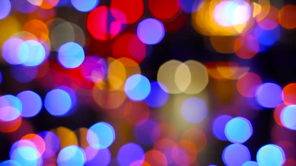 Defocused éjszakai utcai lámpák, homályos színes bokeh háttér. — Stock videók