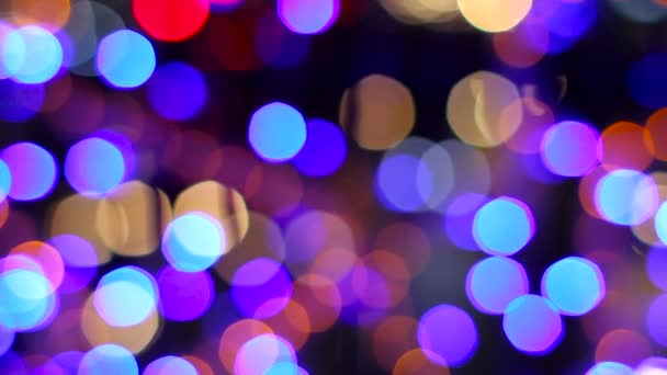 Defocused éjszakai utcai lámpák, homályos színes bokeh háttér. — Stock videók