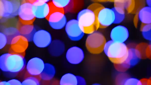 Defocused éjszakai utcai lámpák, homályos színes bokeh háttér. — Stock videók