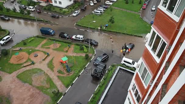 Odintsovo, russland - 07. Juli 2013. Menschen versuchen, ihr Auto nach starkem Regen aus dem Wasser zu retten. Luftbild. — Stockvideo