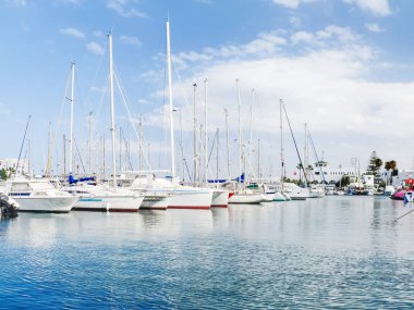 Deniz port El Kantaoui, Tunus. İskeleye demirlemiş birçok yatlar.