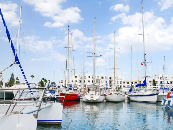 Sea port El Kantaoui, Tunisia. Many yachts moored to the pier. — Stock Photo, Image