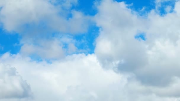 Clip de lapso de tiempo de nubes esponjosas blancas sobre el cielo azul. Hermoso paisaje nublado . — Vídeo de stock