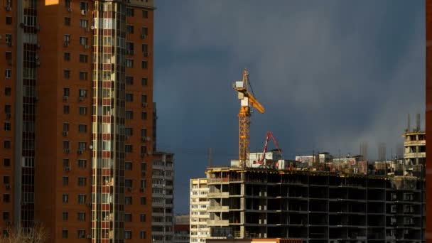 ODINTSOVO, RUSIA - 20 de octubre de 2015. Timelapse clip de construcción de edificios.Los trabajadores en uniforme naranja construyen un edificio de apartamentos . — Vídeo de stock