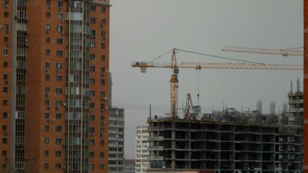 オジンツォボ, ロシア連邦 - 2015 年 10 月 20 日。建築タイムラプス クリップ。オレンジ色の制服で労働者アパートの建物を構築します。. — ストック動画