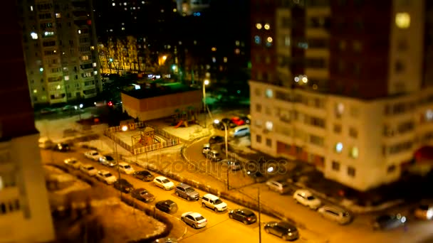ODINTSOVO, RUSIA - 20 de octubre de 2015. Timelapse clip de la vida nocturna en la calle. Vista aérea de edificios de apartamentos, coches de estacionamiento y transeúntes . — Vídeo de stock