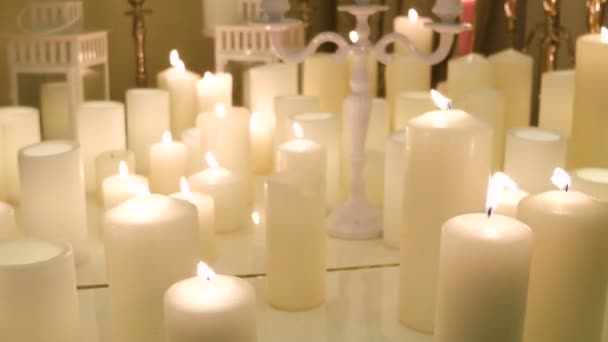 Elemento de la decoración - un montón de velas encendidas — Vídeo de stock